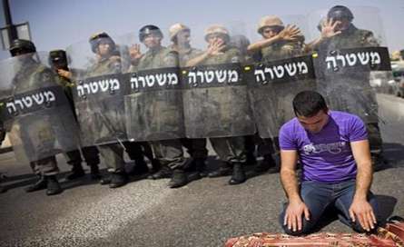 تصویری دیدنی از نماز خواندن یک فلسطینی