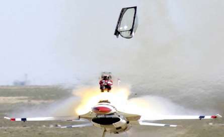 عکسي استثنايي از لحظه ي اجکت خلبان F16