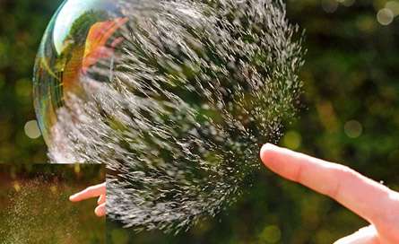 لحظه ترکيدن يک حباب