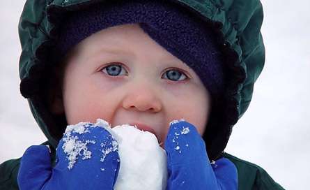 زمستان و علاقه ي کودکان به برف خوردن