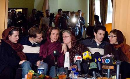 مادران سه آمريکايي که به علت دلايل بشردوستانه وارد ايران شده بودند