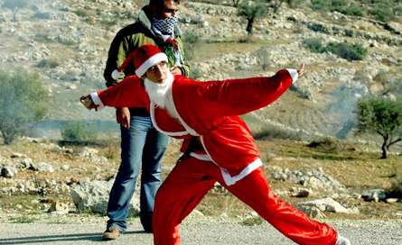 بابانوئل در حال پرتاب سنگ...