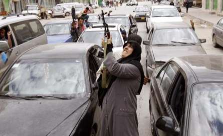  زن انقلابي ليبيايي