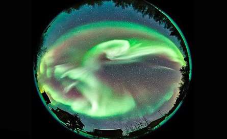 شفق قطبي به شکل کره اي از کريستال