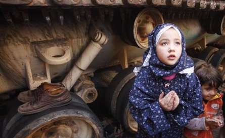 یک دختر بچه در حال اقامه نماز