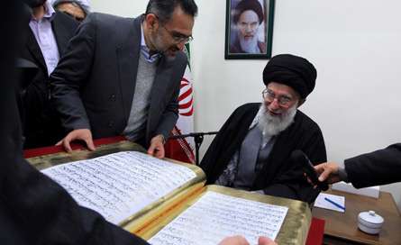 یک جلد قرآن طلای دستنویس، به رهبر معظم انقلاب اسلامی تقدیم شد 
