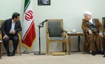 خوش و بش هاشمی و احمدی‌نژاد در حاشیه دیدار اعضا مجمع تشخیص با مقام معظم رهبری