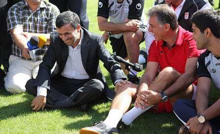شوخی احمدی نژاد با کی روش در تمرین تیم ملی 