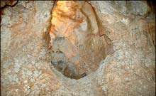 غار  چال نخجير  دليجان ؛ مجموعه‌ اي زيبا از سنگ‌ هاي مرجاني چند ميليون ساله