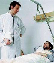 تصویری از یک پزشک در حال معاینه بیمار