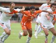 بازیکنان دو در حال استارت زدن برای رسیدن به توپ