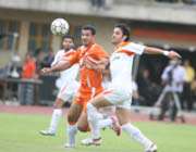 بازیکنان دو تیم در تلاش برای ربودن توپ