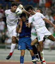 صحنه ای از جدال بازیکنان دو تیم