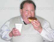 مردی چاق در حال خوردن شیرین و چای