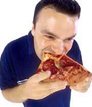 مردی در حال خوردن پیتزا