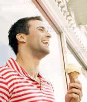 مردی در حال خندیدن و خوردن بستنی