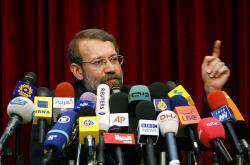 Ali Larijani demande aux Etats-Unis de ne pas répéter les erreurs du passé.