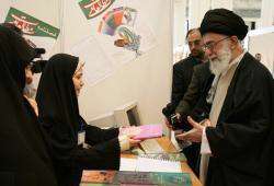 Le guide suprême visite la Foire Internationale du Livre à Téhéran.