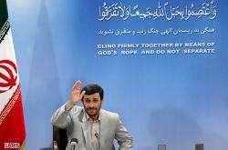 Mahmoud Ahmadinejad annonce la libération des 15 marins britanniques