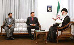 La rencontre entre l'ayatollah Seyed Ali Khamenei et Hugo Chavez .