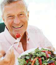 مردی سالمند در حال خوردن سبزیجات