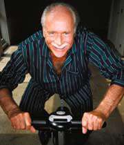 پیرمردی در حال دوچرخه سواری