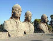 irak : statues monumentales en bronze massif de saddam hussein (9 mètres de haut)