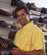 مردی در حال خرید کفش
