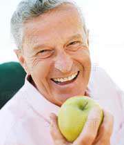 مردی سالمند د رحال خوردن سیب