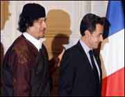 Kadhafi et Sarkozy le 10 décembre 2007 au palais de l’Elysée après l’annonce de la signature de plusieurs milliards d’euros de contrats