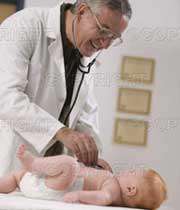 معاینه کودک توسط پزشک