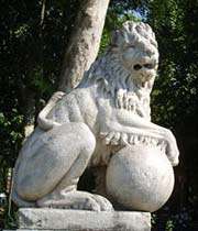 le symbole est très présent dans les arts, peintures et sculptures notamment. par exemple, le lion représente ici le symbole du pouvoir, le globe représentant le monde sur lequel s