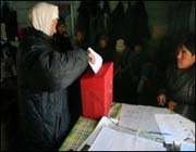 Un bureau de vote dans le village de Shor-Taiga, en Sibérie, le 1er décembre 2007