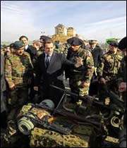 Sarkozy avec les soldats français de l’Isaf le 22 décembre 2007 à Kaboul