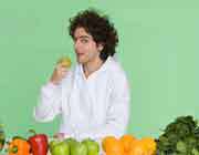 پسری در حال خوردن سبزی و میوه