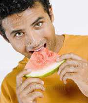 مردی در حال خوردن هندوانه