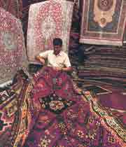 un artisan réparant un tapis à ispahan