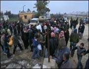 Des Palestiniens traversent dans les deux sens la frontière avec l’Egypte le 23 janvier 2008 à Rafah