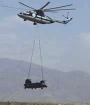 Mil Mi-26 در حال حمل یک CH-47 Chinook 