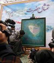 le peintre musulman husein nuri peint un portrait de sainte marie devant l’ambassade du danemark à téhéran en réponse aux caricatures contre le saint prophète de l’islam