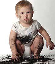 کودکی که ماده ضد تغذیه ای می خورد 
