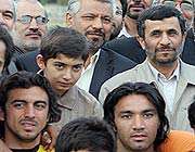 احمدی نژاد در اردوی تیم فوتبال
