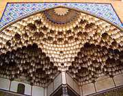сталактитный эйван над входом в мечеть мир амад,настоящее произведение искусства