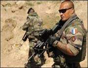 des soldats français de la force de l’otan en afghanistan (isaf) photographiés à 30 km au nord de kaboul le 21 mai 2008