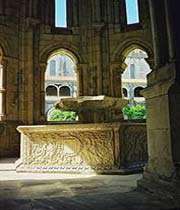 la fontaine dans l’abbaye de alcobaca
