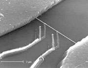 شکل 1. اتصال دو قطعه‌ی ابررسانای آلومینیومی توسط نانوسیم نقره