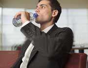 نوشیدن آب معدنی