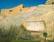 source de cheshm-e ali: citadelle préislamique et relief  qadjar