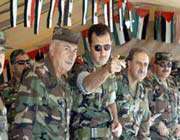 بشار الأسد وسط حشد من قادته العسكريين