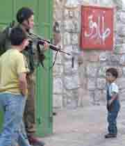 سرباز اسراییلی و کودک فلسطینی